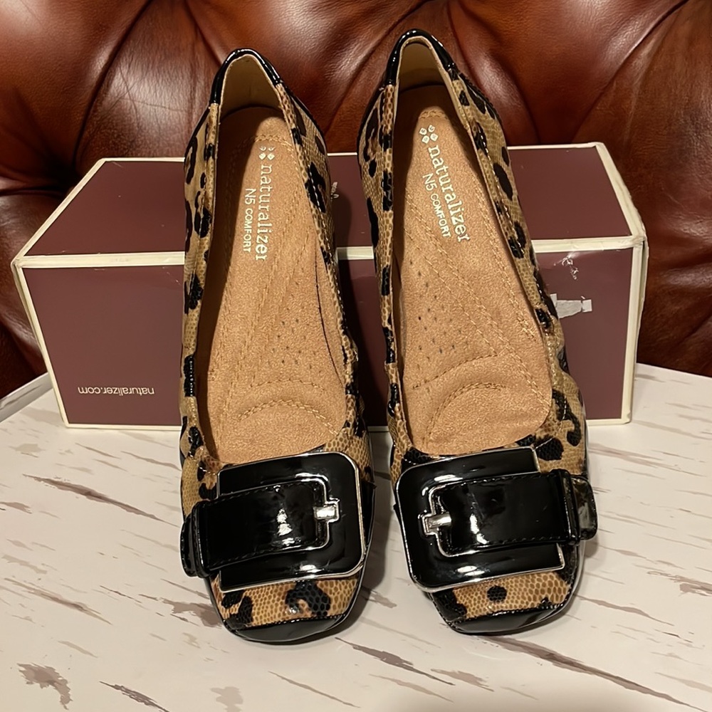 Naturalizer Flats Animal Print, New in box. Size 6